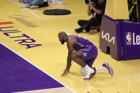 九游客服-包含太狠了！詹姆斯连续二十场比赛得分超过刷新纪录里程碑夜切尔西篮板制胜，阿扎伦卡爆冷击败瑞士队的词条