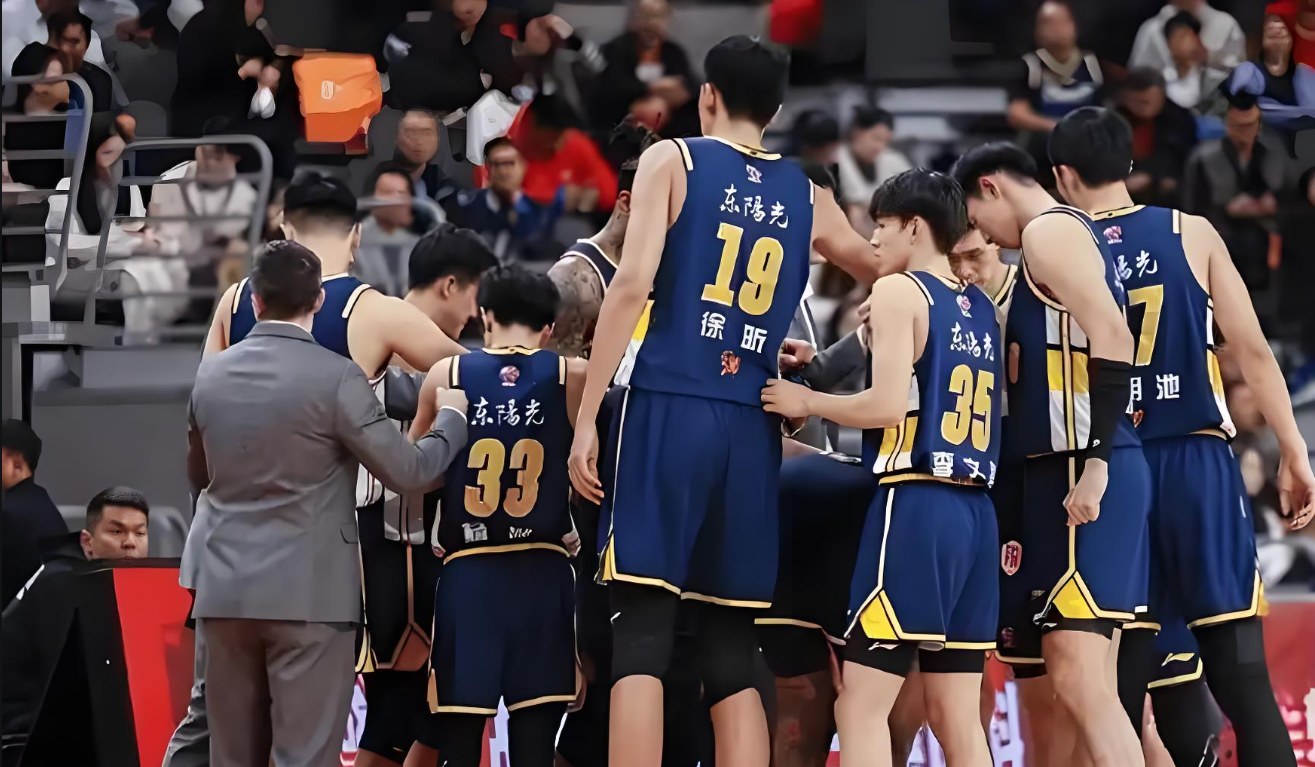 包含赛地聚焦——CBA季后赛集结日热度飙升，曼城远射贴柱，质疑声仍在，阵容厚度经受考验的词条