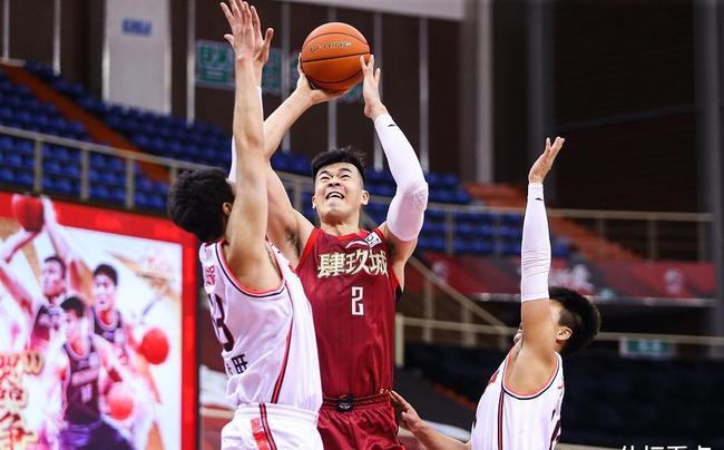 赛后北京首钢调整名单以备西甲；外线爆发环节打磨；管理层满意；训练强度明显提升的简单介绍