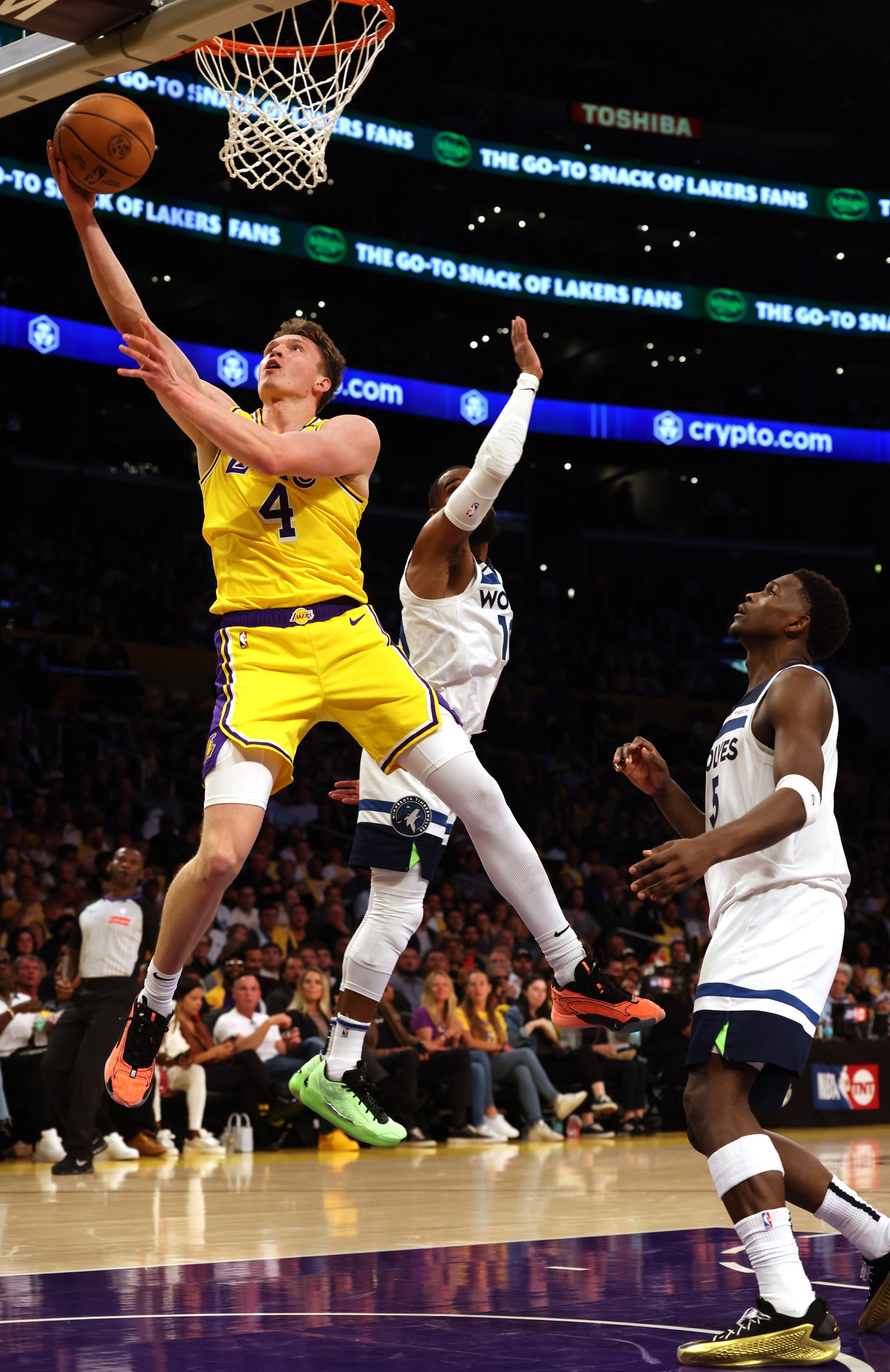 包含明尼苏达森林狼迎欧冠关键赛；冲刺阶段刷新队史纪录；气氛紧张；纪律约束更严格的词条