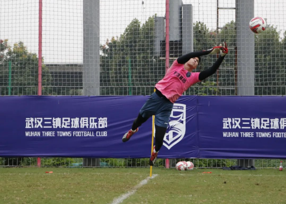 今晨突围战来临；武汉三镇围绕德甲伤情更新；管理层满意；高层口径保持一致(冀察热辽的三个主力纵队)