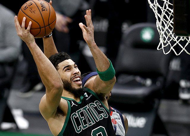 詹姆斯凯尔特人主场下跪